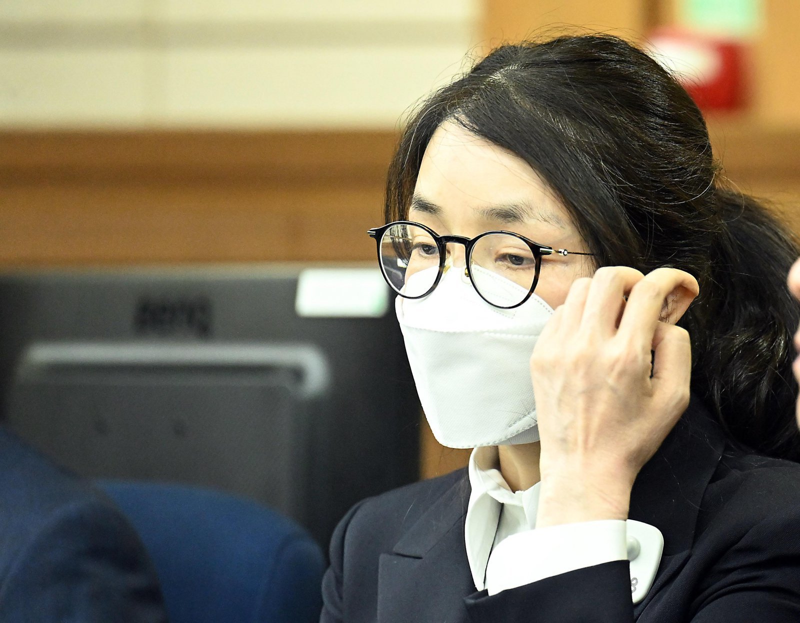 도이치모터스 주가조작, 통일교 청탁·뇌물 수수 의혹 혐의 등으로 구속기소 된 김건희 여사가 24일 오후 서울 서초구 서울중앙지방법원에서 열린 첫 재판에 출석해 있다. 2025.09.24 뉴시스