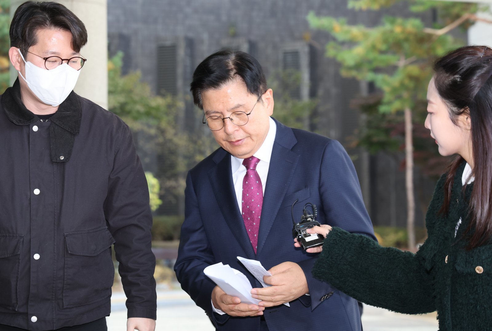 내란 선전·선동 혐의로 체포된 황교안 전 국무총리가 12일 오전 서울 서초구 서울고등검찰청에 마련된 내란 특검 사무실에서 주머니 속 입장문을 꺼내고 있다. 2025.11.12 뉴시스