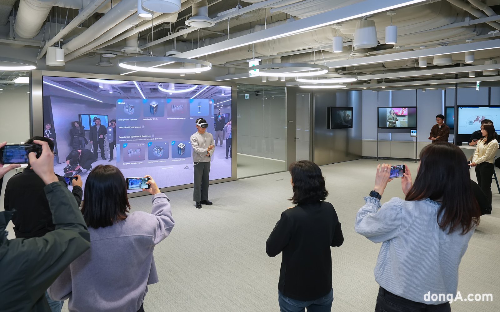 다쏘시스템코리아 미디어투어에서 센스 컴퓨팅을 시연하고 있다