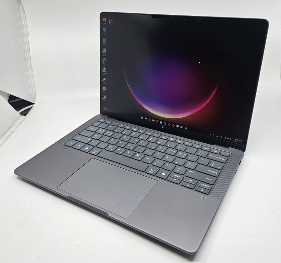 14인치의 작은 크기에 고성능 구성품을 집적했다 / 출처=IT동아