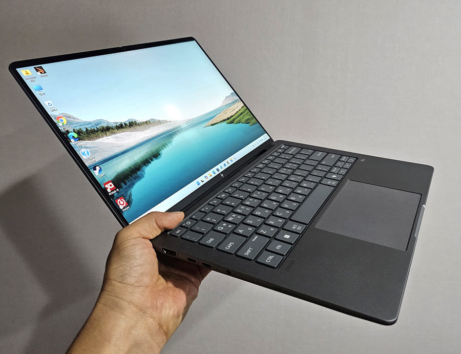 화면은 풀HD급 해상도를 지원하며 IPS 기술을 적용해 시야각이 좋다 / 출처=IT동아