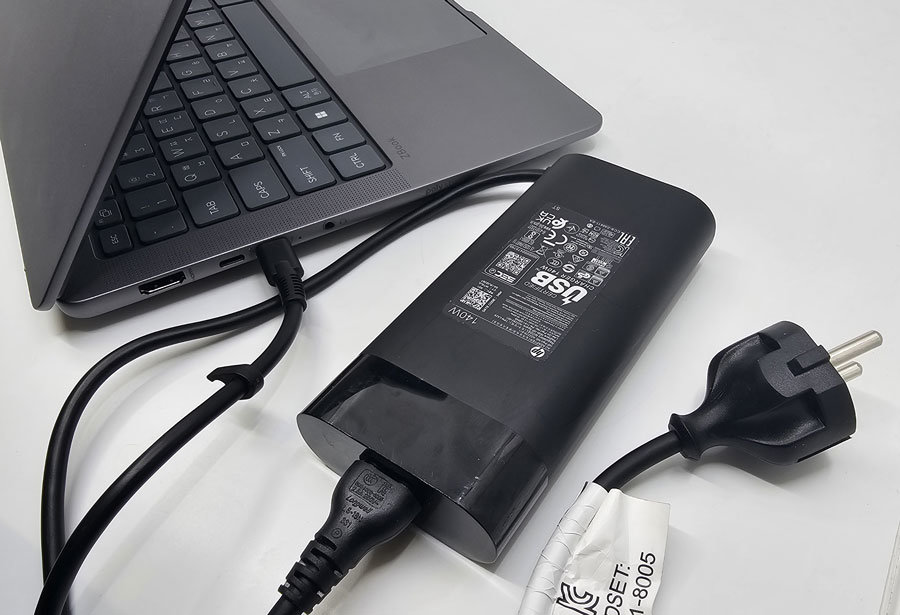 전원 어댑터는 140W 용량의 USB-PD 규격 제품이다 / 출처=IT동아