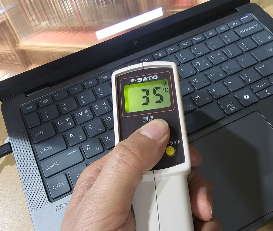 벤치마크 구동 중에도 비교적 안정적인 온도를 이어갔다 / 출처=IT동아