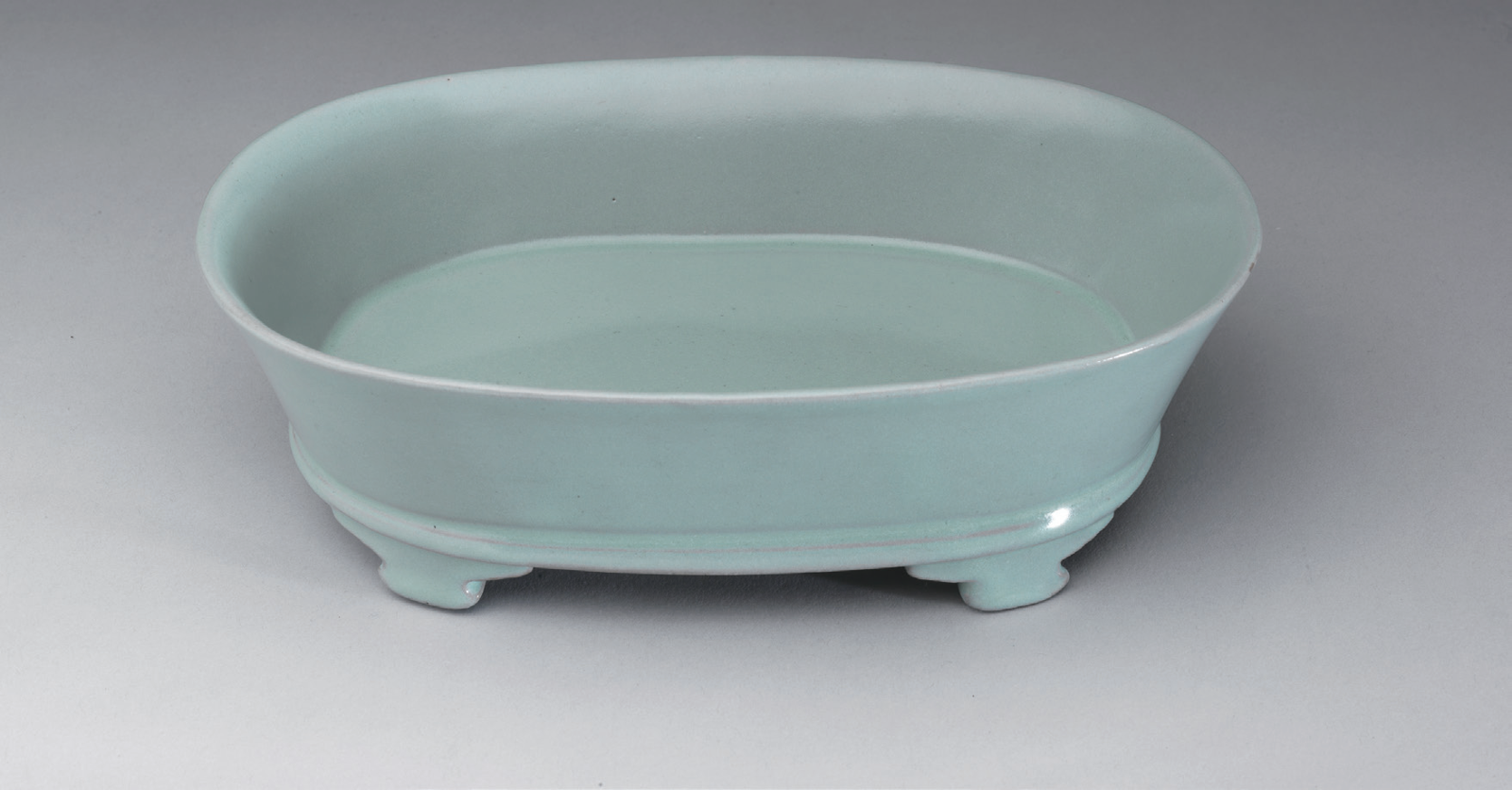 송나라 때 단 20년 동안만 오로지 황실을 위한 도자기를 제작했던 여요에서 만든 수선화 받침. 글항아리 제공