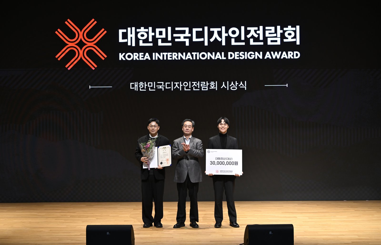 14일 서울 코엑스 디자인코리아 2025 행사장에서 개최된 제60회 대한민국디자인전람회 시상식에서 ‘슬리브’(노영하, 고성찬 디자이너)가 대통령상을 수상했다. 한국디자인진흥원 제공