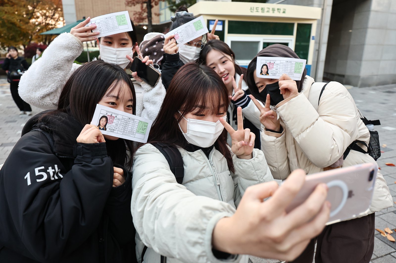 2025학년도 대학수학능력시험일인 13일 오후 서울 영등포구 신도림고등학교에서 시험을 마친 수험생들이 기념촬영을 하고 있다. 2025.11.13 뉴스1