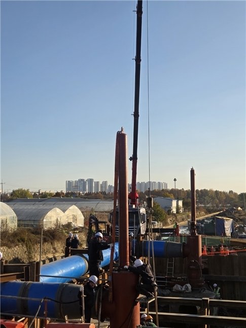 14일 경기 고양시 덕이동 광역상수도 송수관로 누수 지점에서 복구작업이 진행되고 있다. (한국수자원공사 제공)
