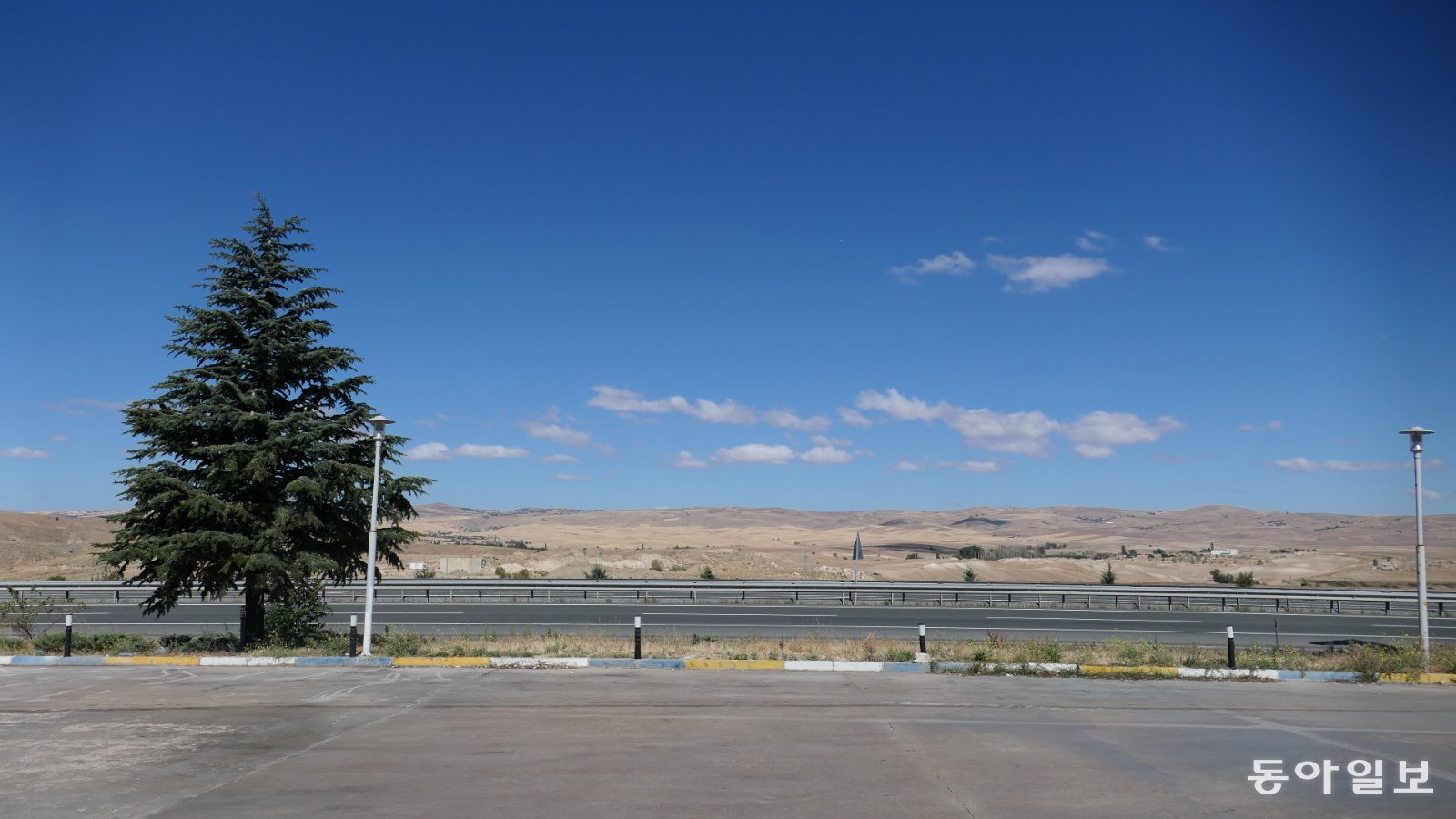 앙카라에서 북동부 주 초룸으로 가는 고속도로.  가드레일 너머 황토 빛깔 평원과 구릉이 지평선까지 펼쳐진다.