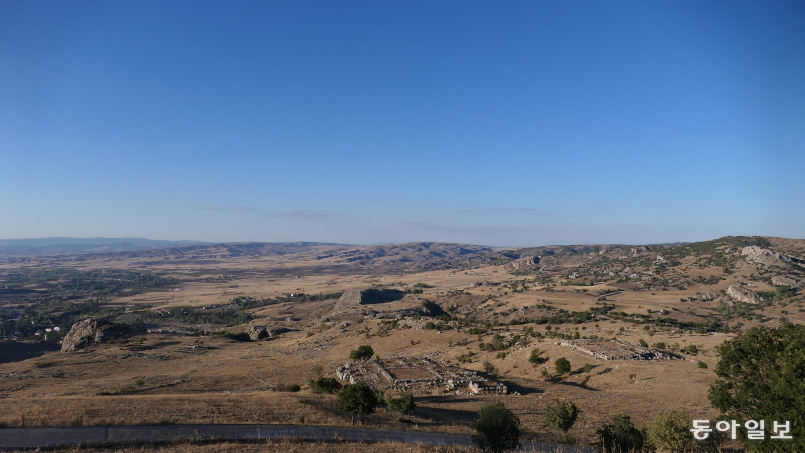 초룸주 보아즈칼레 인근 히타이트 제국 수도였던 하투샤 유적. ‘높은 마을’ 정상에서 내려다보면 하얀 돌들이 1400여 년 전 신전 터들을 구분 짓고 있음을 알 수 있다.