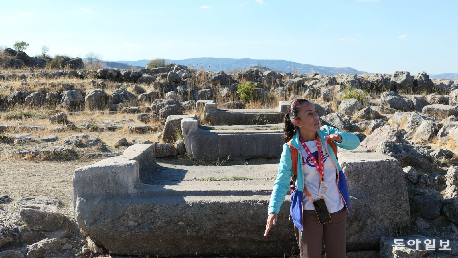 하투샤 유적 ‘낮은 마을’ 대신전 터에 줄을 맞춰 늘어서 있는 밑받침돌들. 신전 회랑 벽을 받쳤을 것으로 추정된다.