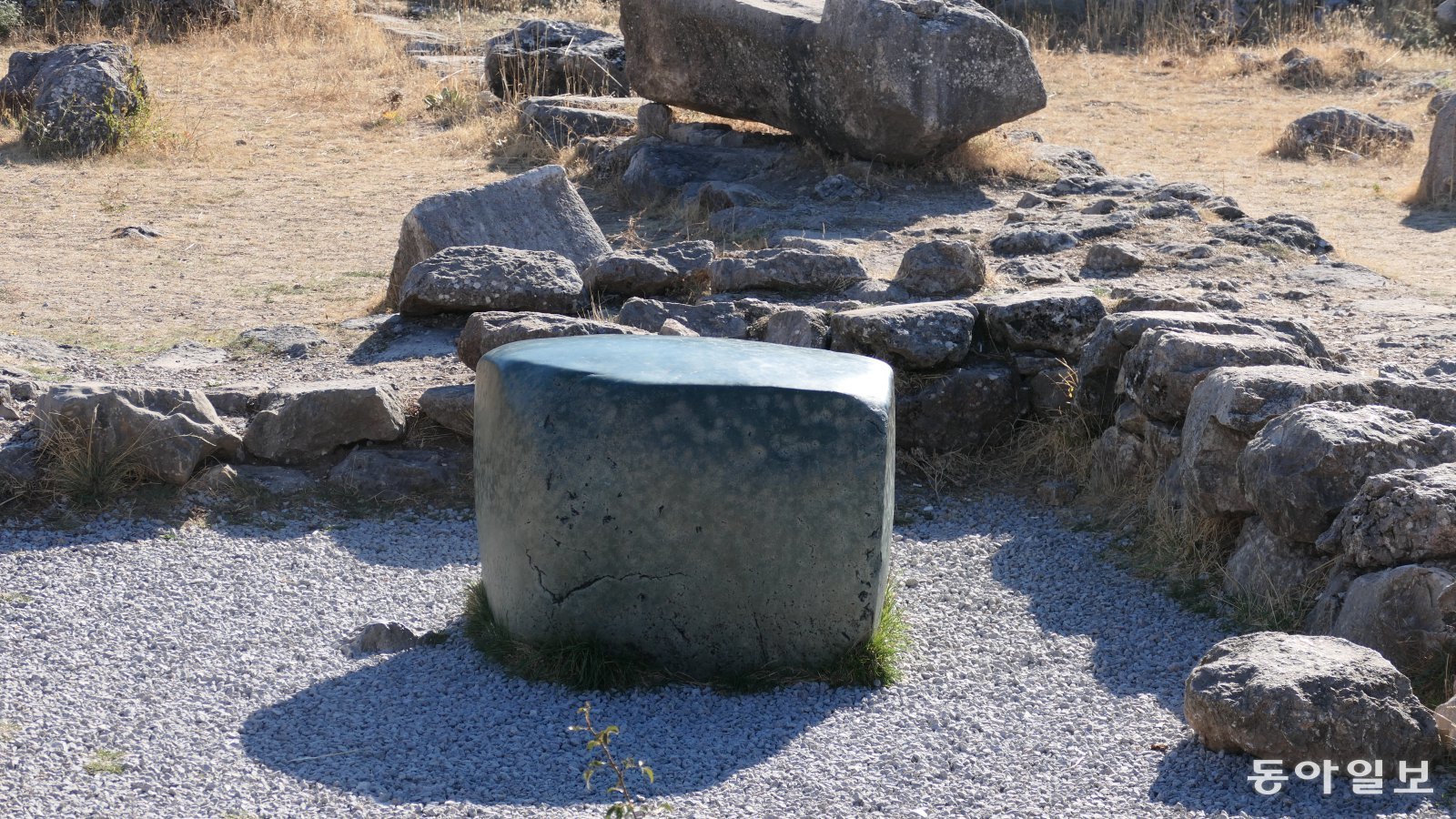 대신전 터에 놓여 있는 녹색 돌. 어느 시대 것인지 확인되지 않았다.
