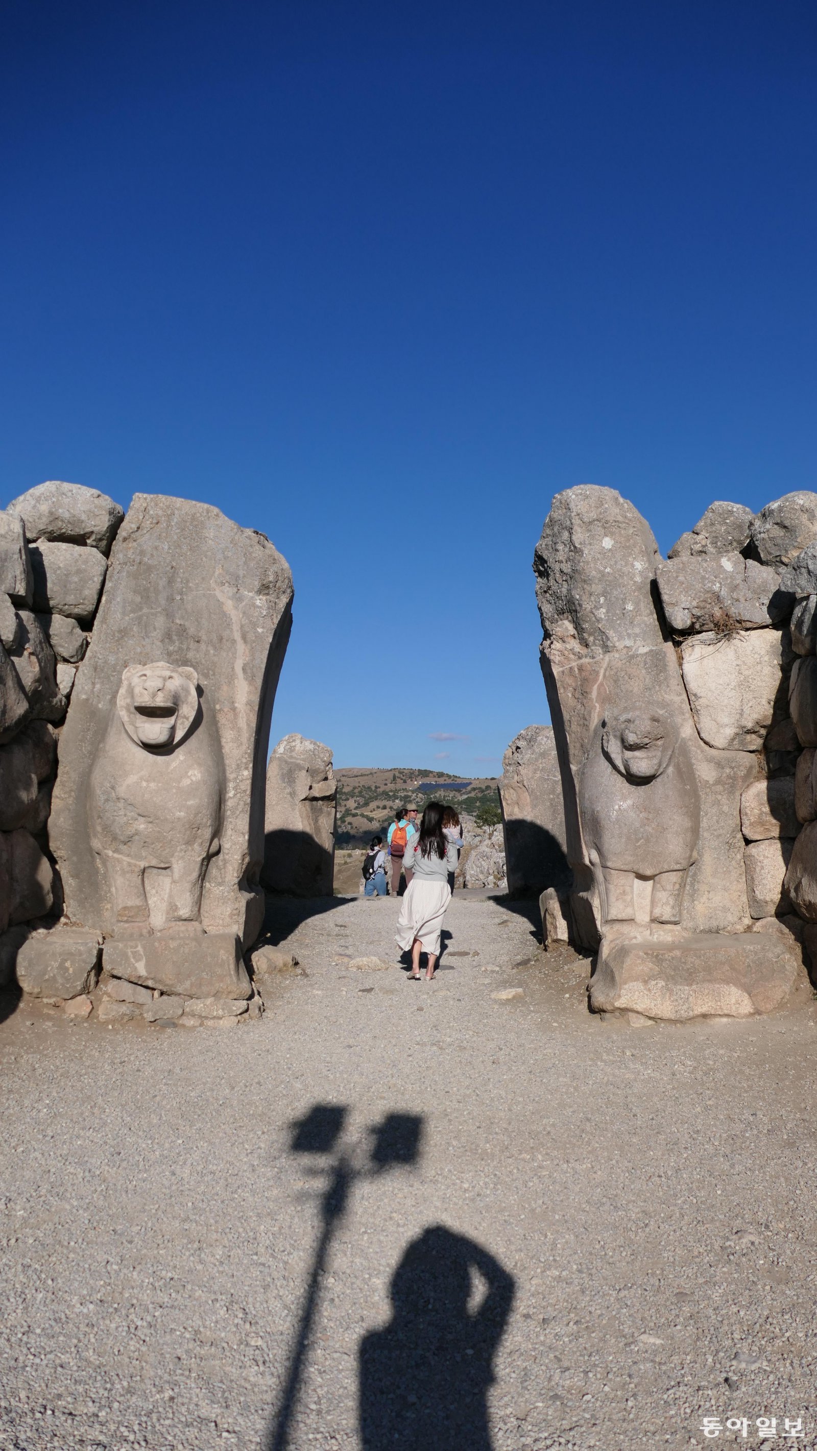 하투샤 유적 높은 마을 성벽의 ‘사자의 문’. 문 입구 양쪽에 하얀 사자 석상이 하나씩 서 있다. 왼쪽 석상 사자 머리는 최근 복원한 것이다.