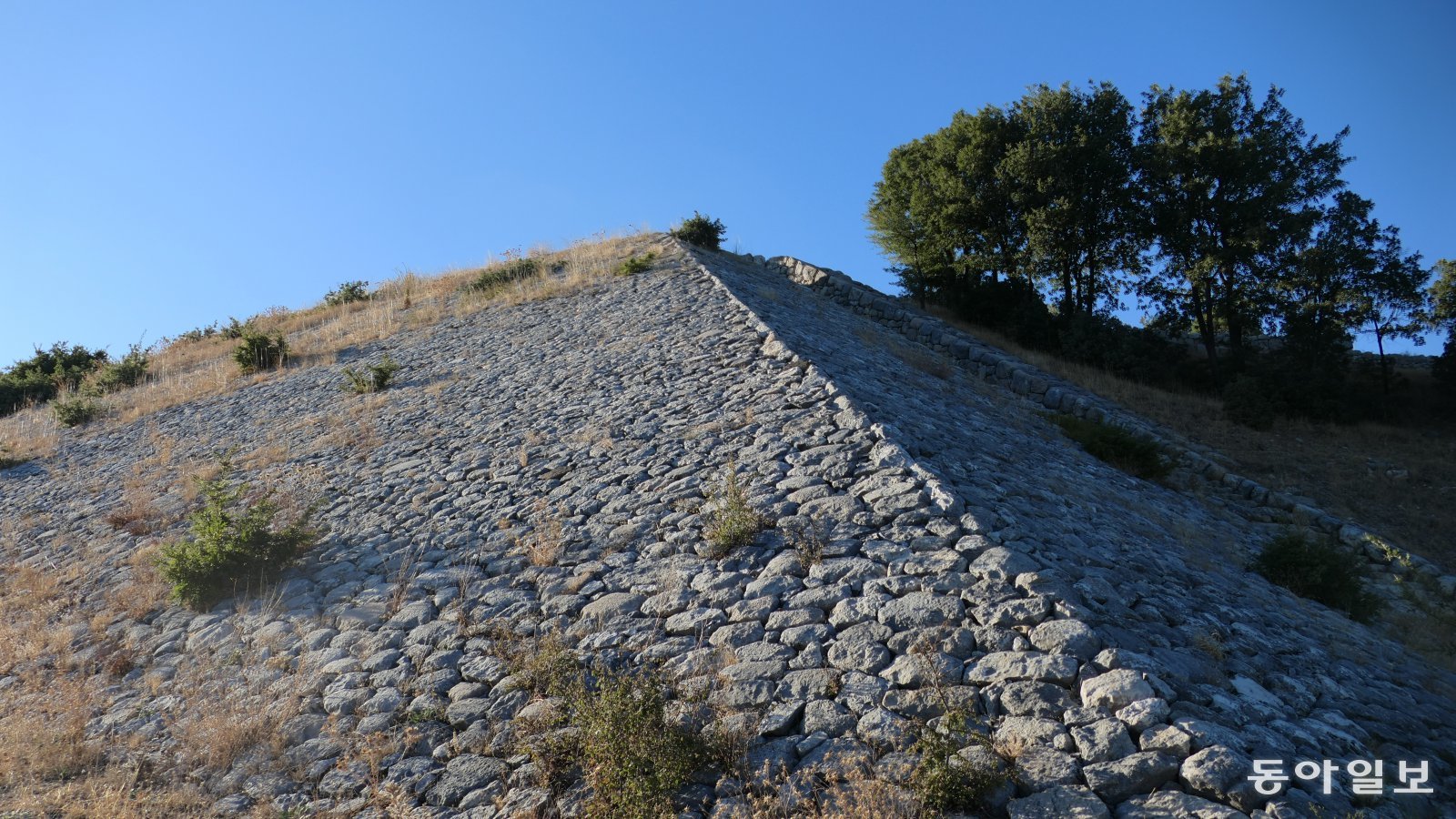 하투샤 유적 높은 마을 정상의 성벽을 떠받치고 있는 피라미드 구조물 모서리 부분.