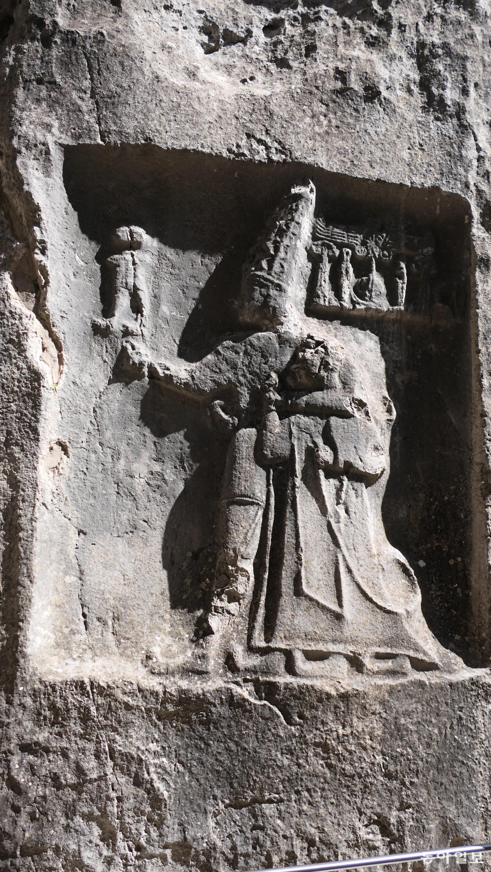 야즐르카야 야외 신전 바위에 새겨진 히타이트 왕 투드할리야 4세의 부조. 정의와 권력을 상징하는 구부러진 지팡이를 들고 있다.