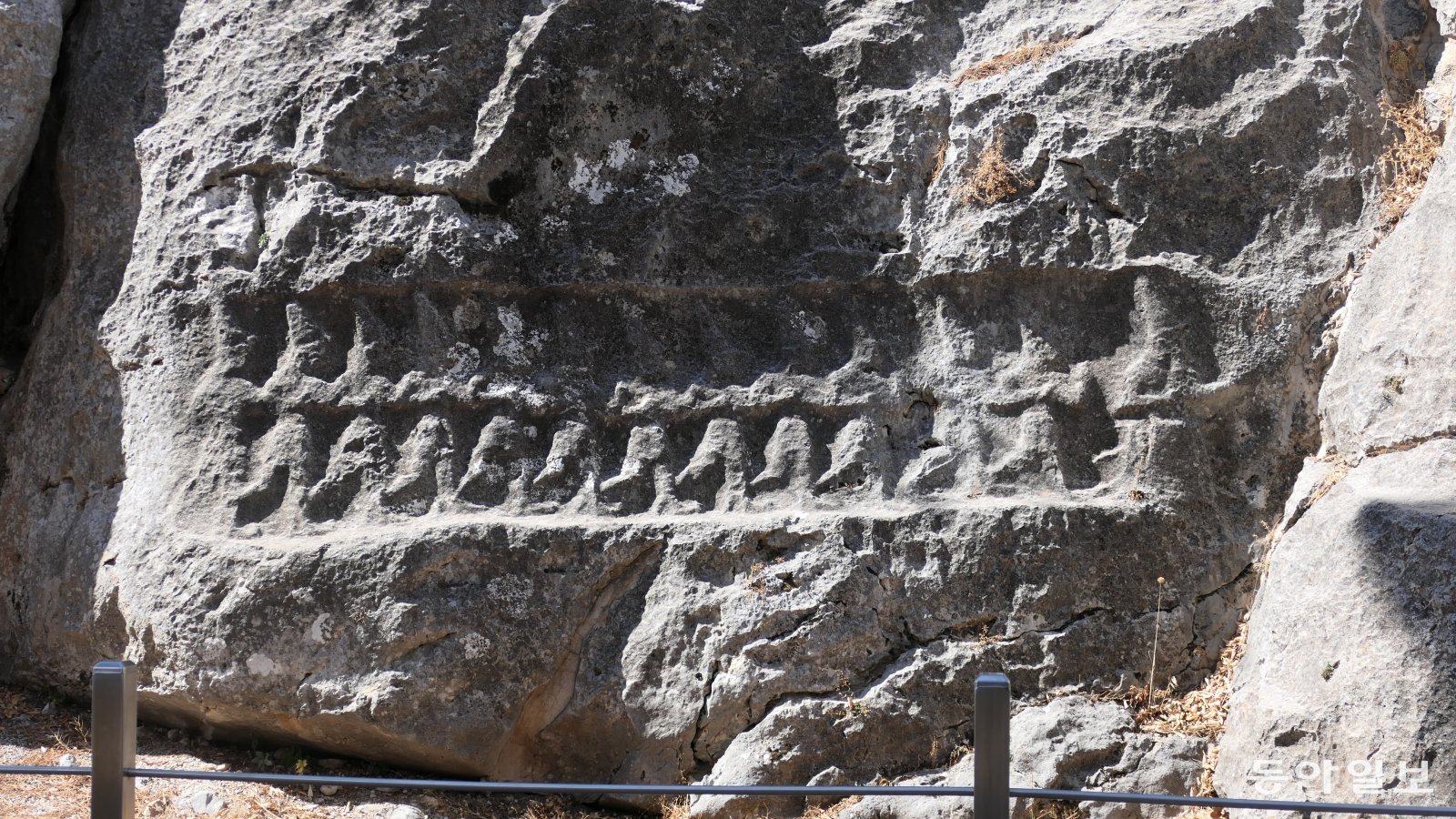 야즐르카야 야외 신전 바위 벽에 새겨진 저승의 신(오른쪽)과 그의 수하인 12신들.