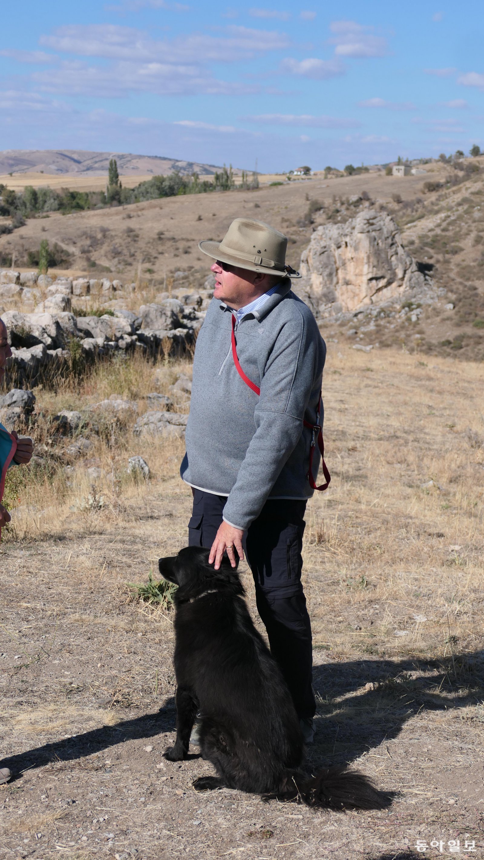 20년째 하투샤 유적에서 히타이트 문명 발굴을 지휘하고 있는 독일 고고학자 안드레아스 샤흐너 박사와 그의 반려견 ‘녹스’.