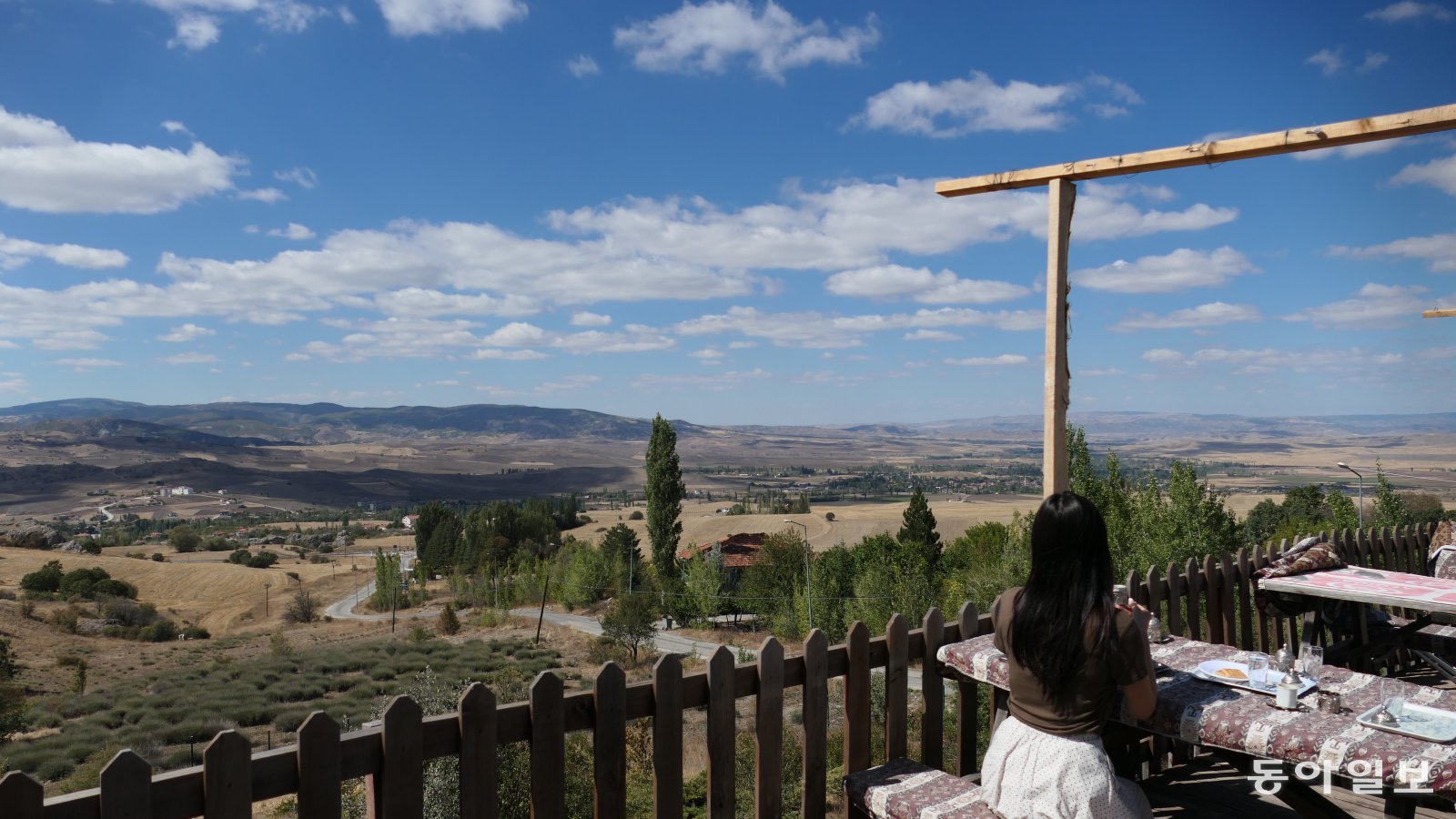 야즐르카야 야외 신전 앞 전경. 황토의 바다가 펼쳐진 저 끝에 나타난 높은 산이 또 다른 구릉처럼 보인다.