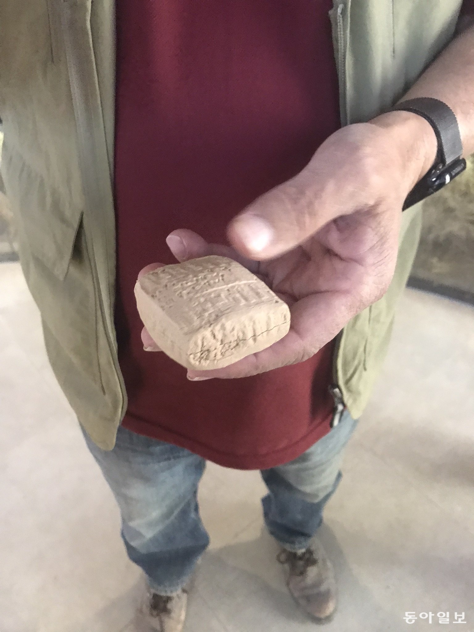 히타이트 문명보다 더 오래 된 카네시 문명 발굴 현장인 카이세르주 퀼테페 유적에서 출토된 점토판 곽. 곽을 열면 점토판이 들어 있는 것을 볼 수 있다.