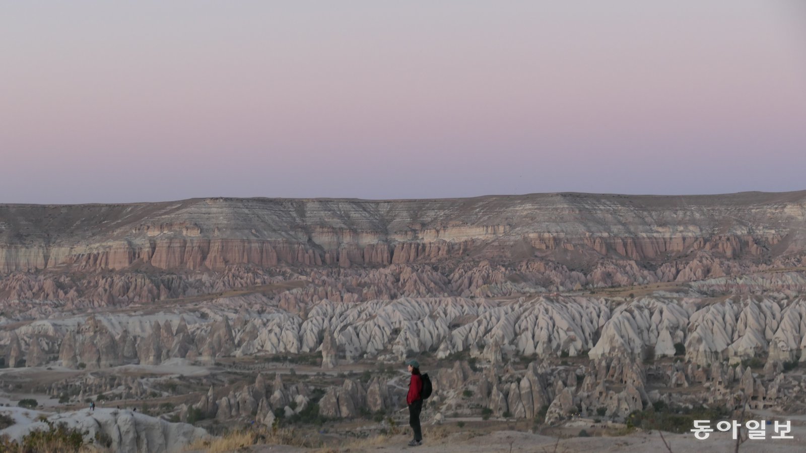 석양빛을 받은 괴레메 협곡. 거대한 암벽과 기기묘묘한 바위들이 보랏빛 하늘 아래 다양한 색으로 물들어 간다.