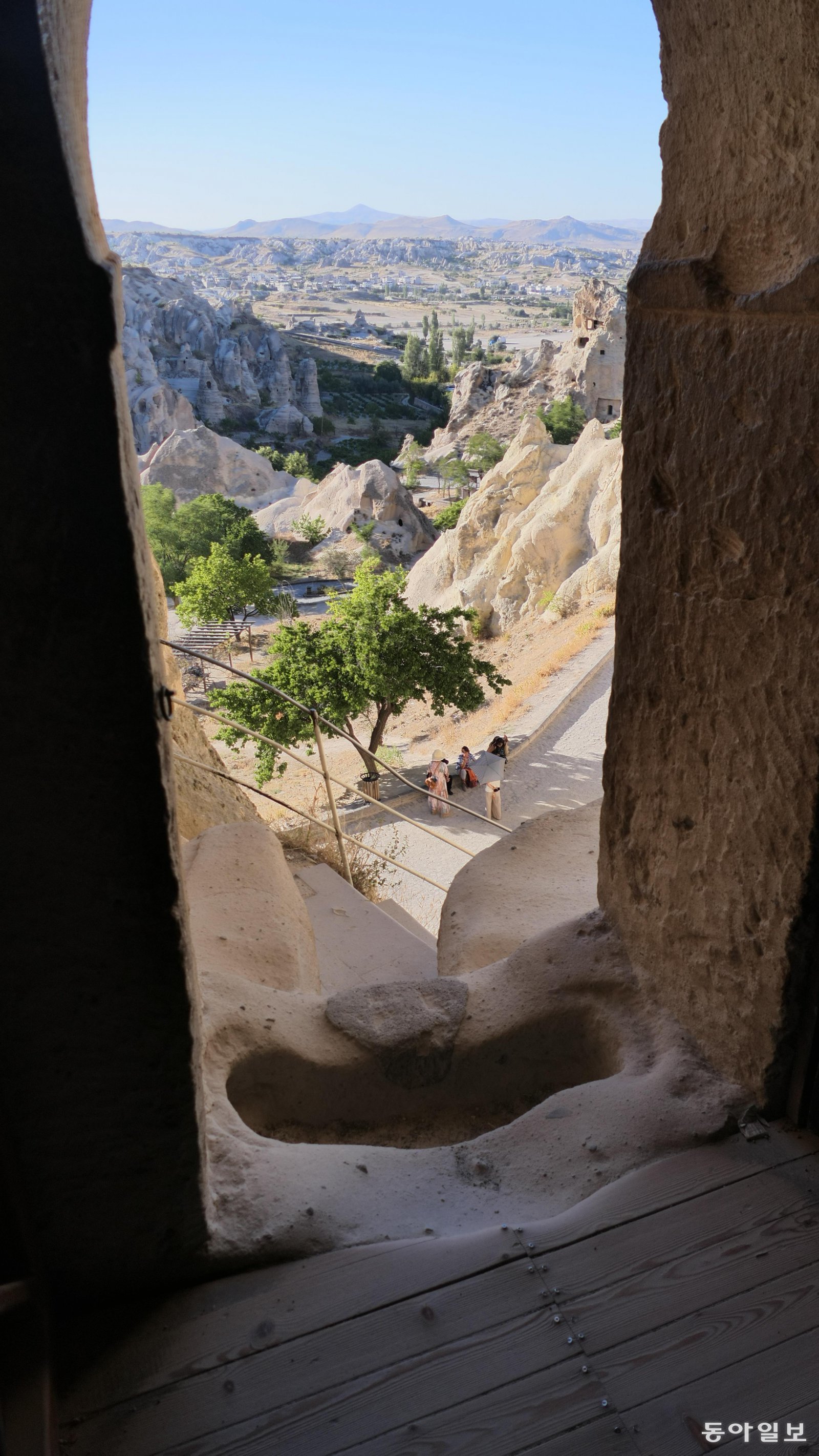 괴레메 야외 박물관의 바위 속 주거지 문을 통해 내다본 협곡.