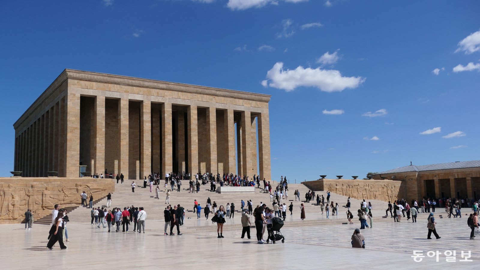 앙카라 무스타파 케말 아타튀르크 영묘 아느트카비르 전경. 참배객들이 이어진다.