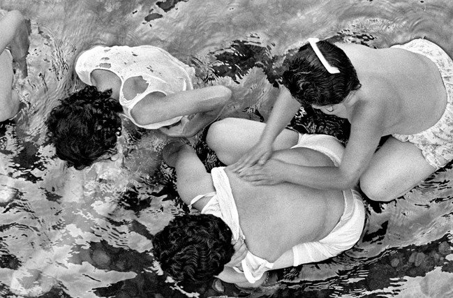 여름- 멱감는 여인들. 전북 임실  1978년