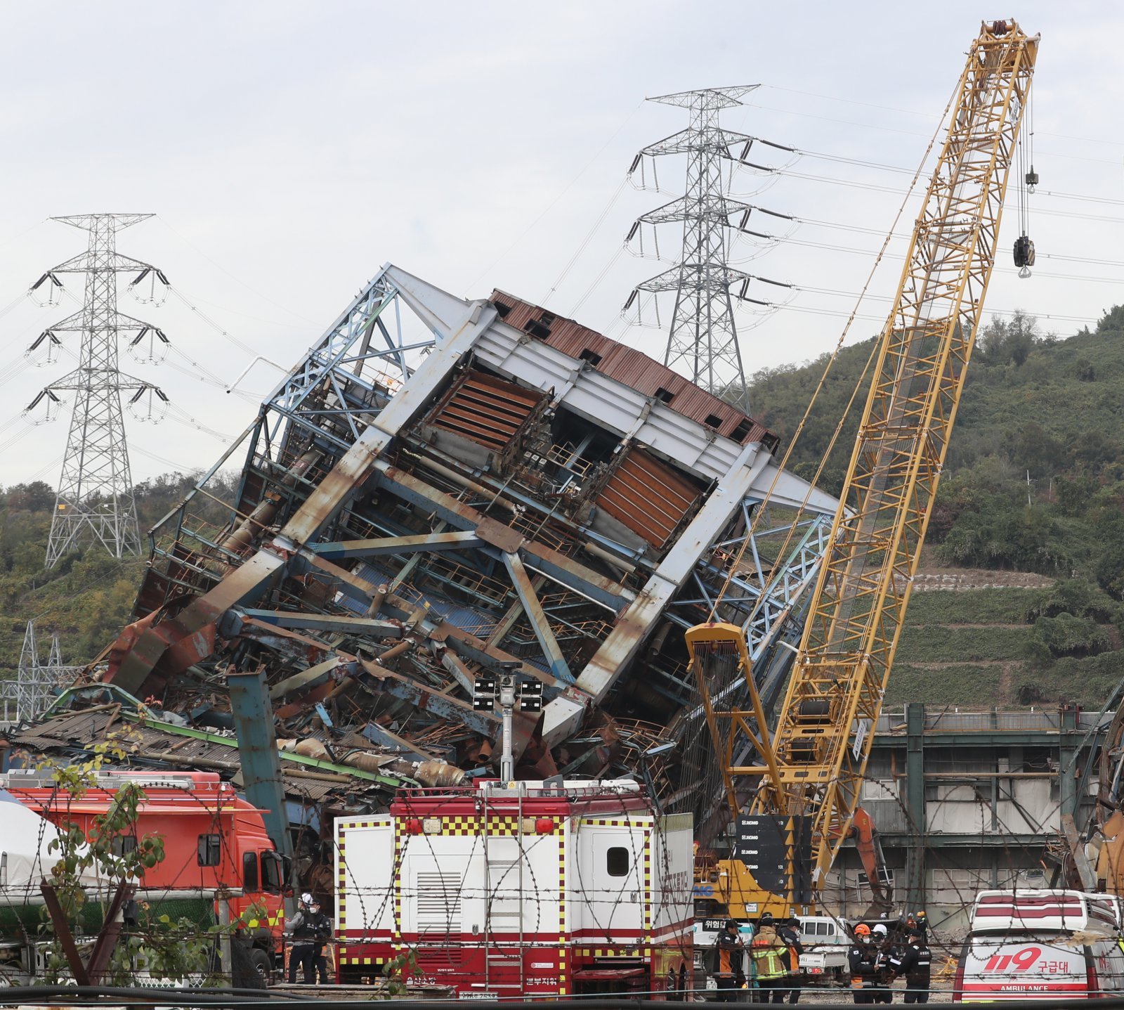 한국동서발전 울산화력발전소 보일러 타워 붕괴 사고 일주일 째인 지난 12일 소방대원들이 사고 현장에서 구조·수색 작업을 하고 있다. 2025.11.12/뉴스1