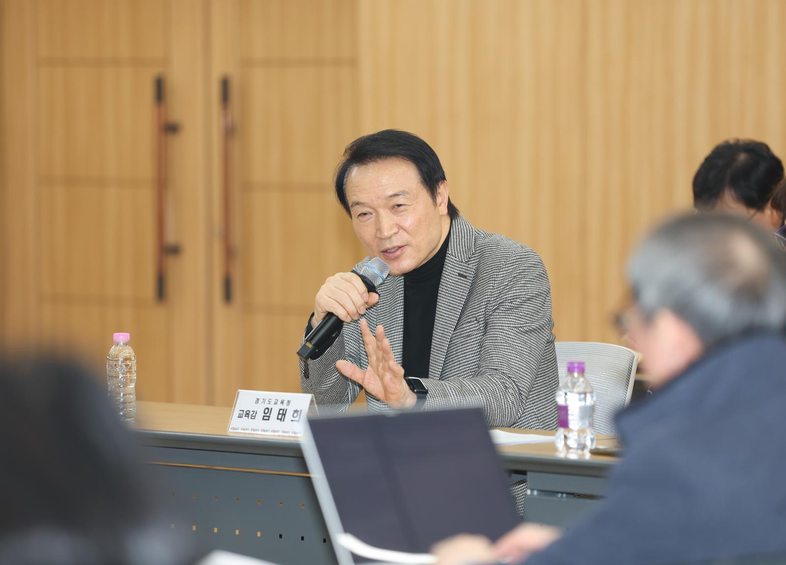 임태희 경기도교육감이 올해 1월 수원 광교 경기도교육청에서 대학입시 관련한 기자들의 질문에 답하고 있다. 자료사진