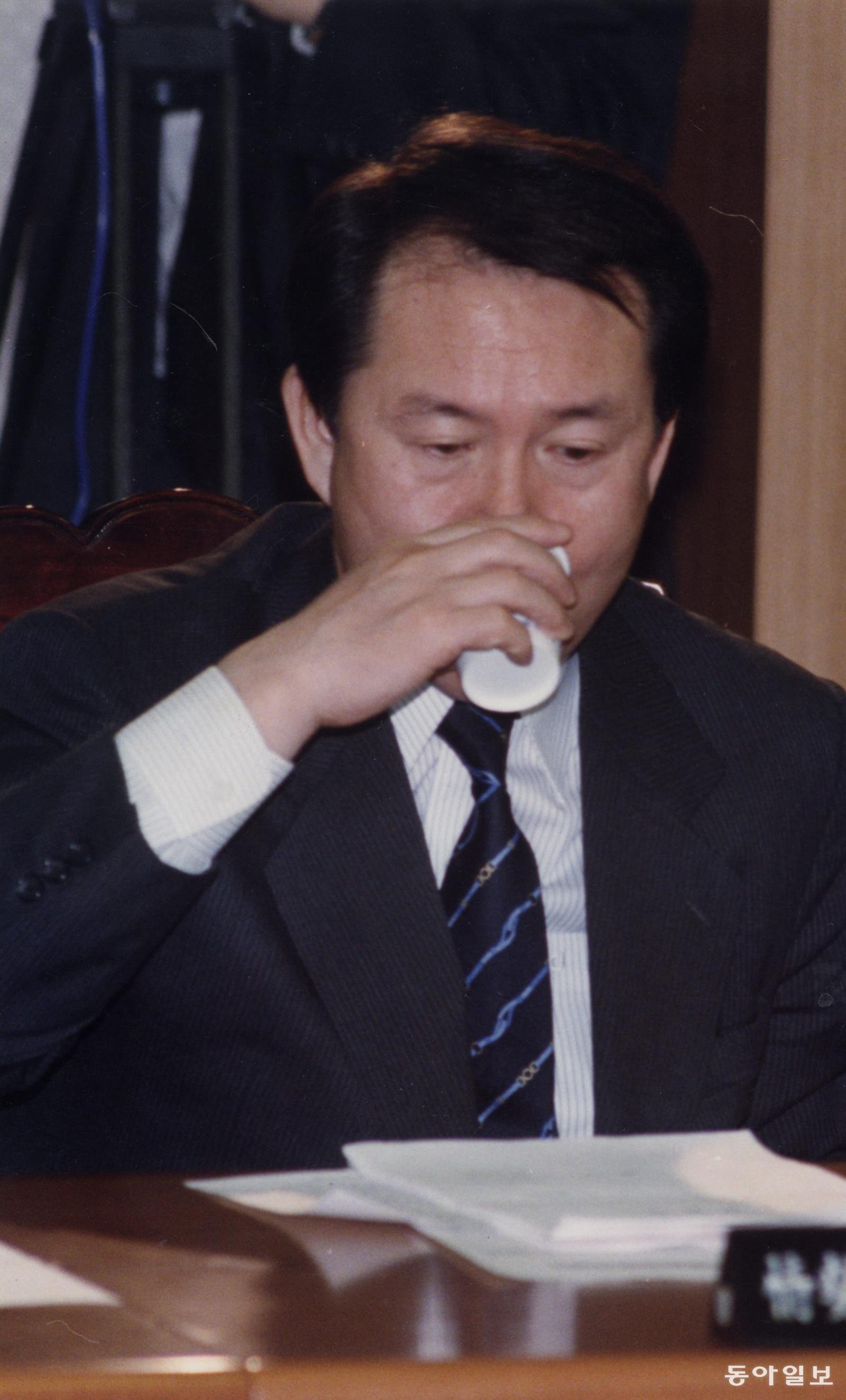 “갈증나네요” 북풍사건과 관련해 검찰의 출두요구를 받고 있는 한나라당 정형근의원이 9일 주요당직자회의에서 물을 마시고 있다. 홍석희기자. 1998년 3월 10일. 동아일보 DB