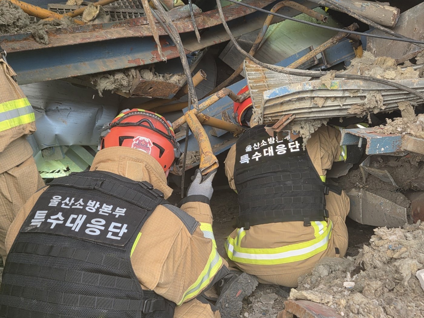 14일 오후 울산화력발전소 붕괴 현장에서 구조대원들이 마지막 매몰자를 찾기 위해 수색구조작업을 하고 있다. 뉴스1.