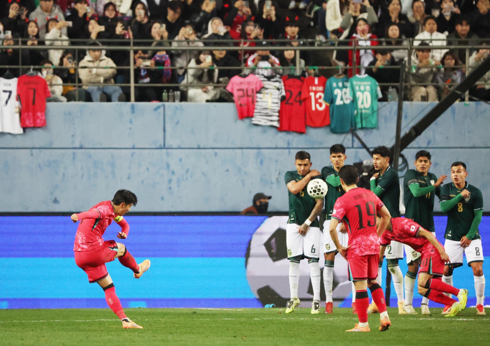 14일 오후 대전 유성구 대전월드컵경기장에서 열린 ‘하나은행 초청 국가대표팀 친선경기’ 대한민국과 볼리비아의 경기에서 대한민국 손흥민이 프리킥 골을 넣고 있다. 2025.11.14 뉴스1