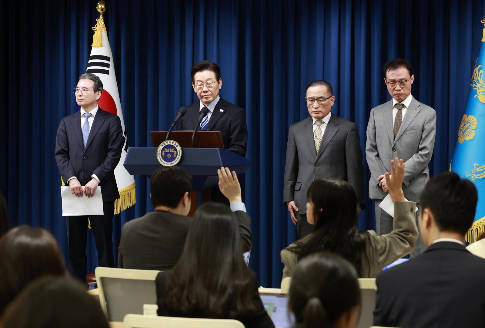 이재명 대통령이 14일 서울 용산 대통령실에서 한·미 간 관세·안보 합의를 문서화하는 ‘조인트 팩트시트(JFS·합동설명자료)’ 관련 발표를 마친 뒤 취재진 질문을 받고 있다. 왼쪽부터 김용범 정책실장, 이 대통령, 위성락 국가안보실장, 이규연 홍보소통수석. 2025.11.14 뉴시스