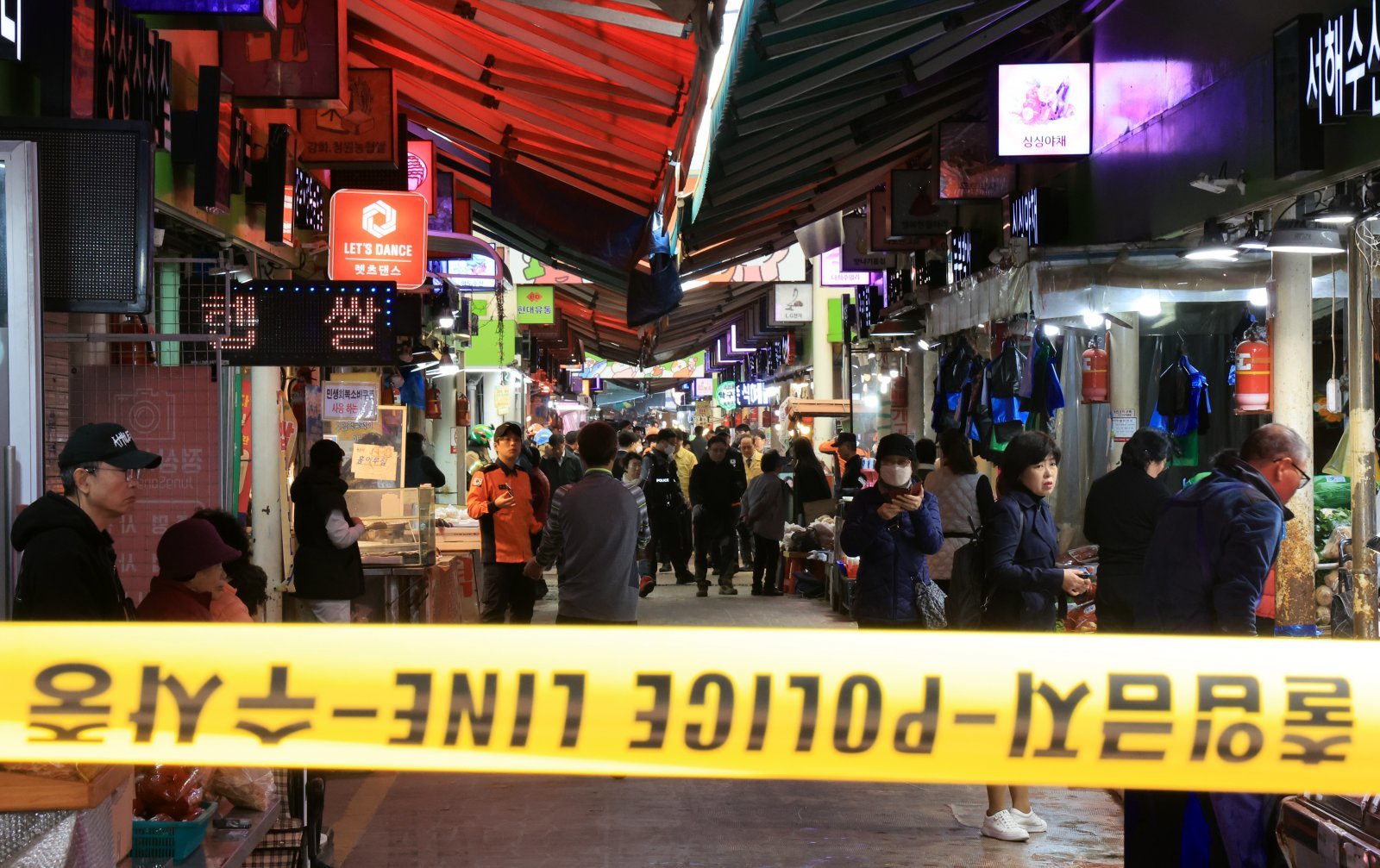 13일 경기 부천 오정구 원종동 제일시장에서 A 씨가 몰던 1톤 트럭이 돌진하는 사고가 발생해 출입이 통제되고 있다. 뉴스1