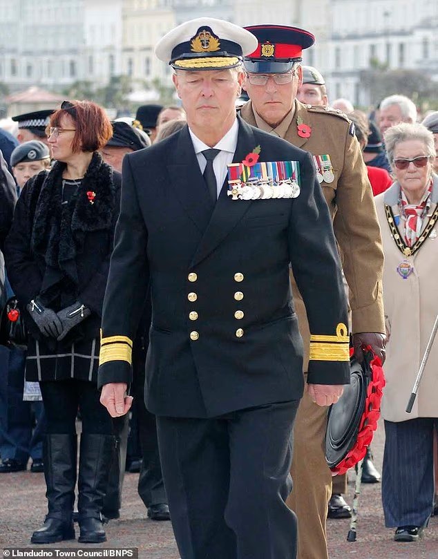 자신을 해군 제독으로 속여 현충일 행사에 참여한 조너선 칼리의 모습. 2025.11.10 출처=데일리메일 캡처