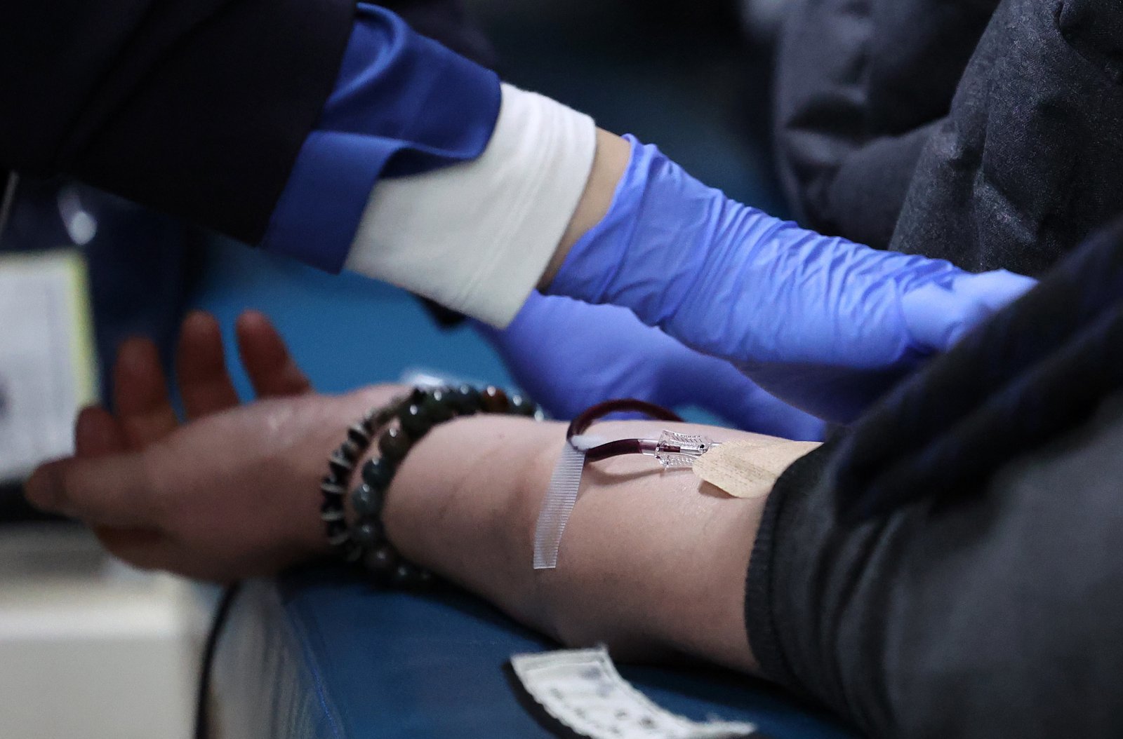 한파 등 계절적인 요인으로 혈액 수급에 어려움을 겪고 있는 가운데 25일 대구시청 동인청사 주차장에 마련된 헌혈버스에서 한 공무원이 헌혈을 하고 있다. 2025.02.25. [대구=뉴시스]