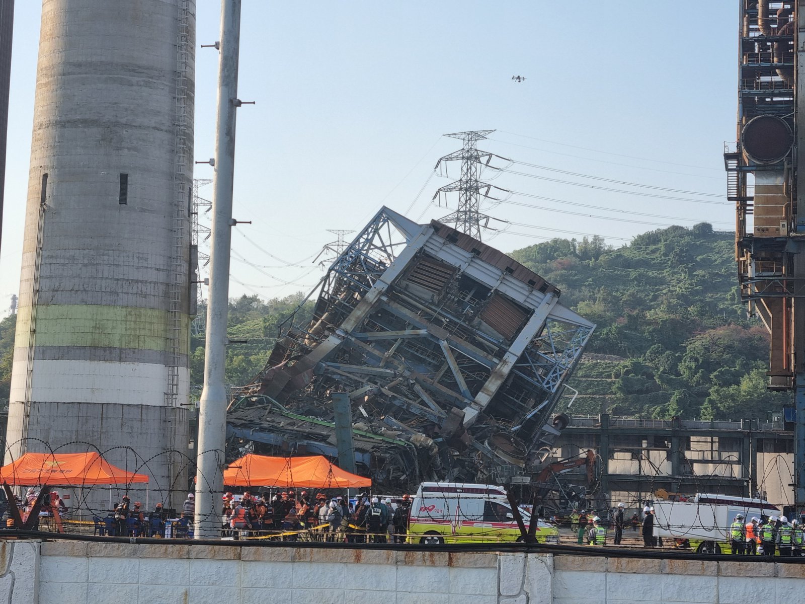 6일 오후 2시 6분께 울산 남구 용잠동 한국동서발전 울산화력발전소에서 대형 구조물이 무너져 작업자 7명이 매몰돼 구조작업을 벌이고 있다. 2025.11.06. [울산=뉴시스]