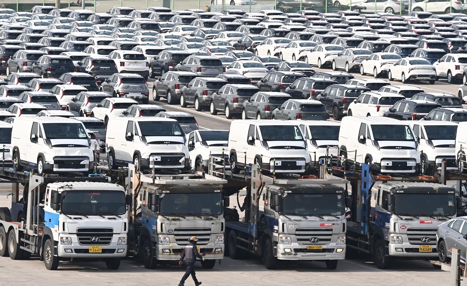 30일 경기 평택시 포승읍 평택항 자동차 전용부두에 선적을 기다리는 수출용 차량이 세워져 있다.   한미 정상회담을 계기로 양국간 관세협상이 타결됨에 따라 미국은 우리나라에 대한 상호관세를 15%로 유지하고 자동차 및 부품 관세도 현행 25%에서 15%로 인하하기로 했다. 2025.10.30. [평택=뉴시스]