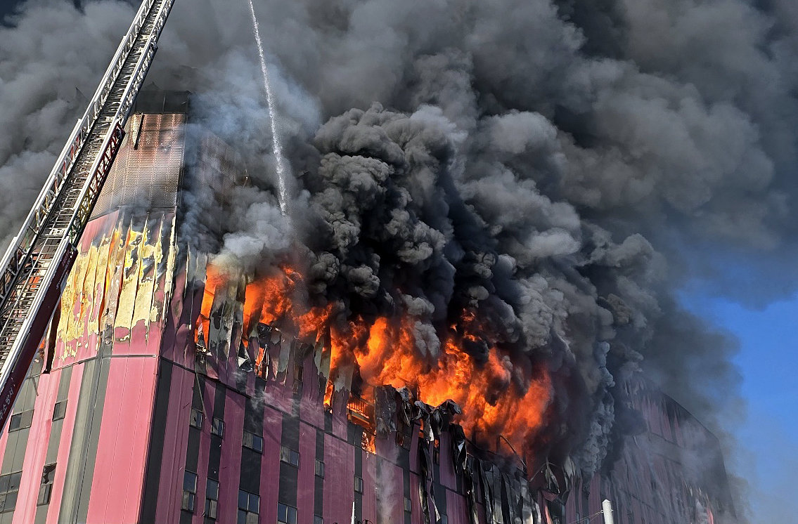 15일 오전 충남 천안 동남구 이랜드패션 물류센터에서 화재가 발생해 검은 연기와 함께 화염이 치솟고 있다. 소방 당국 대응 2단계로 격상해 화재를 진화 중이다. 2025.11.15/뉴스1