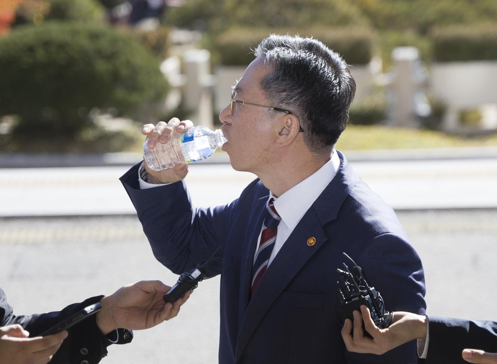 정성호 법무부 장관이 10일 오전 경기 과천시 법무부 청사로 출근길에서 검찰의 ‘대장동 항소 포기’ 결정과 관련해 취재진 질문에 답하는 도중 물을 마시고 있다. 2025.11.10. 뉴시스
