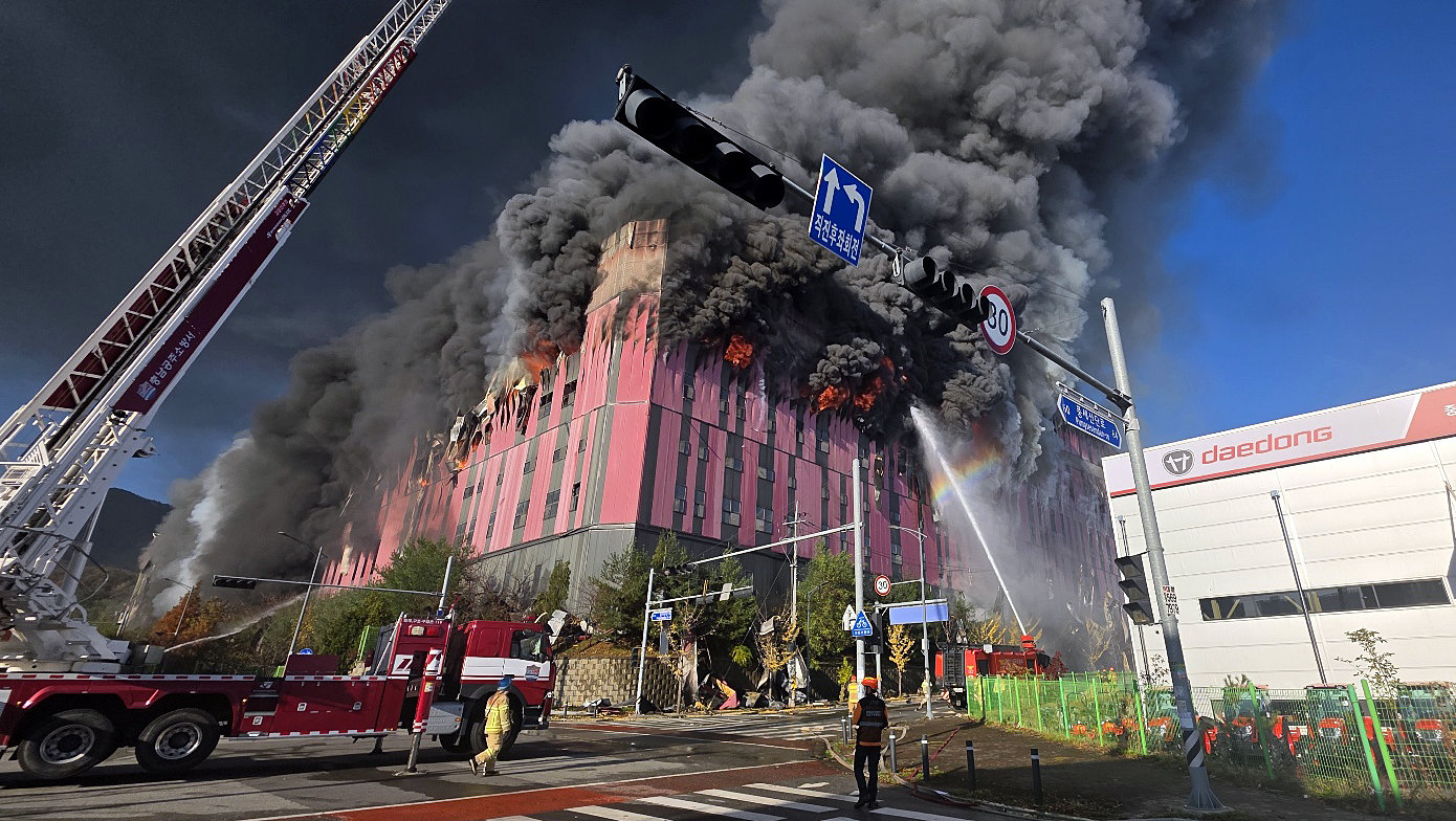 15일 오전 충남 천안 동남구 이랜드패션 물류센터에서 화재가 발생해 검은 연기와 함께 화염이 치솟고 있다. 소방 당국 대응 2단계로 격상해 화재를 진화 중이다. 2025.11.15/뉴스1