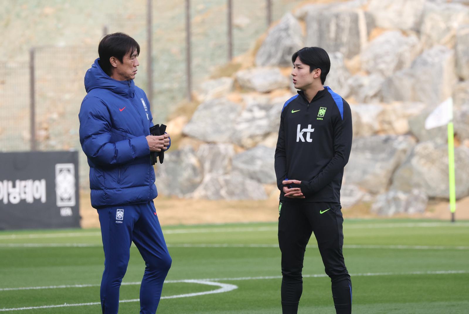 대한민국 축구 국가대표팀 홍명보 감독과 양민혁. /뉴스1