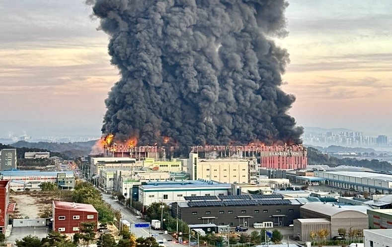 15일 충남 천안 동남구 이랜드패션 물류센터에서 화재가 발생해 검은 연기와 함께 화염이 치솟고 있다. 소방 당국은 대응 2단계로 격상해 화재를 진화 중이다. 독자 제공.