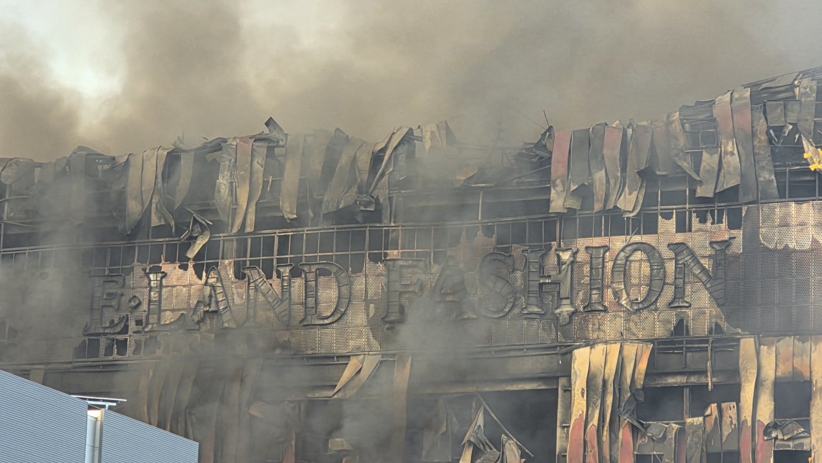 15일 오전 충남 천안 동남구 이랜드패션 물류센터에서 발생한 화재로 건물 외벽 자재가 떨어져 나갔다. 소방 당국은 대응 2단계로 격상해 화재를 진화 중이다. 2025.11.15/뉴스1