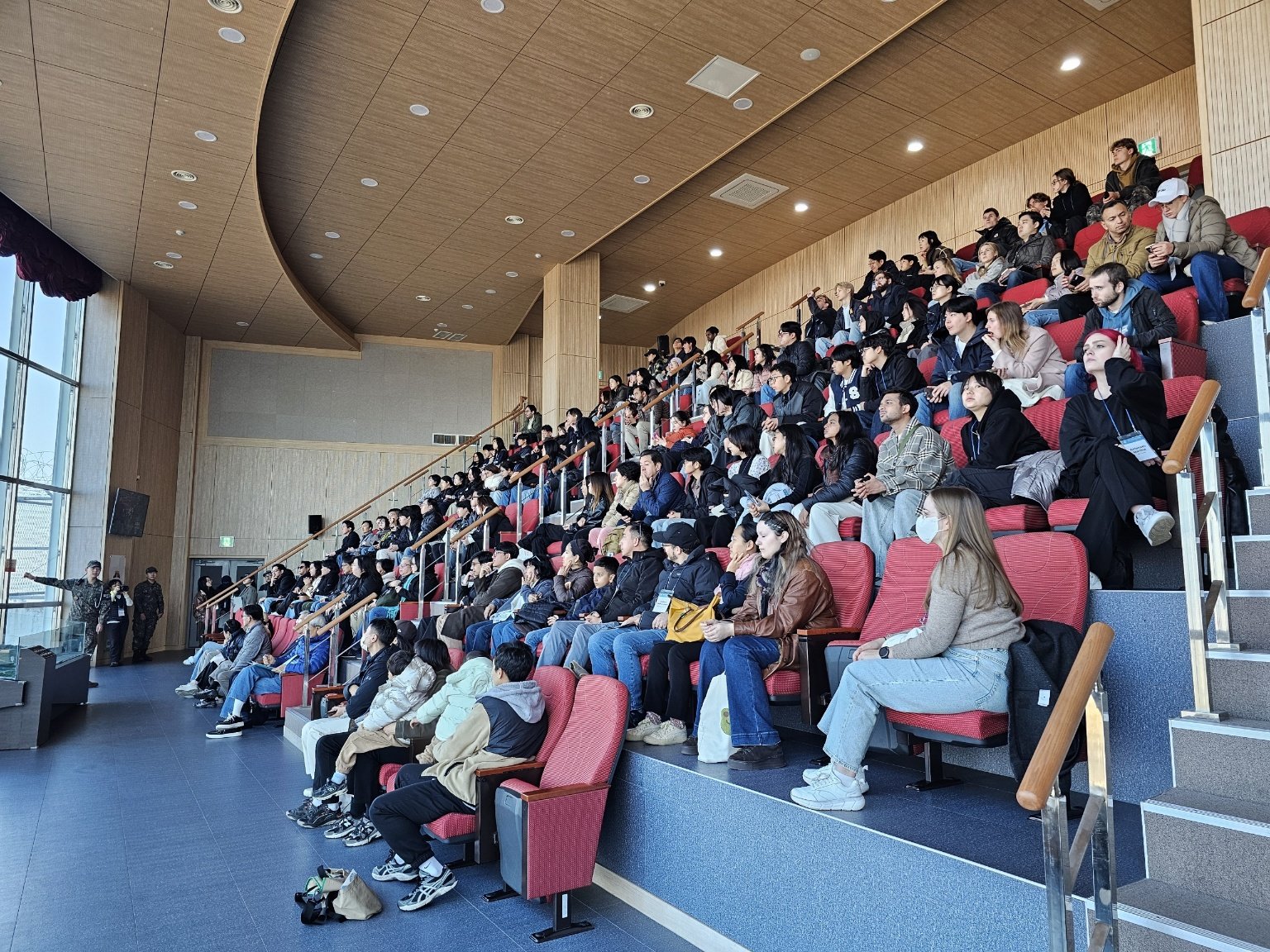 15일 한국유엔사친선협회(KUFA)가 주관한 ‘2025 DMZ 안보현장 견학행사’에 참석한 유엔 참전국 대학생과 외교관, 한국 대학생들이 경기 파주 도라전망대를 찾아 군 장병으로부터 북측 지역에 대한 설명을 듣고 있다. KUFA 제공