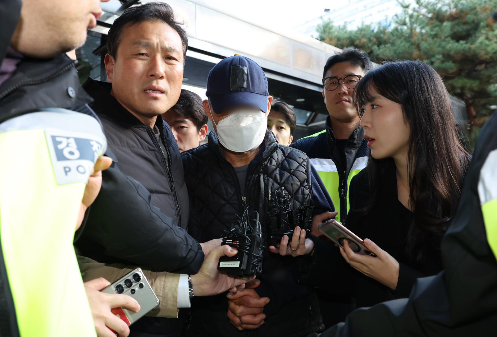 부천 제일시장에서 1톤 트럭으로 돌진사고를 낸 60대 운전자 A씨가 15일 오후 경기 부천시 인천지방법원 부천지원에서 열린 구속 전 피의자 심문(영장실질심사)에 출석하고 있다. ⓒ News1