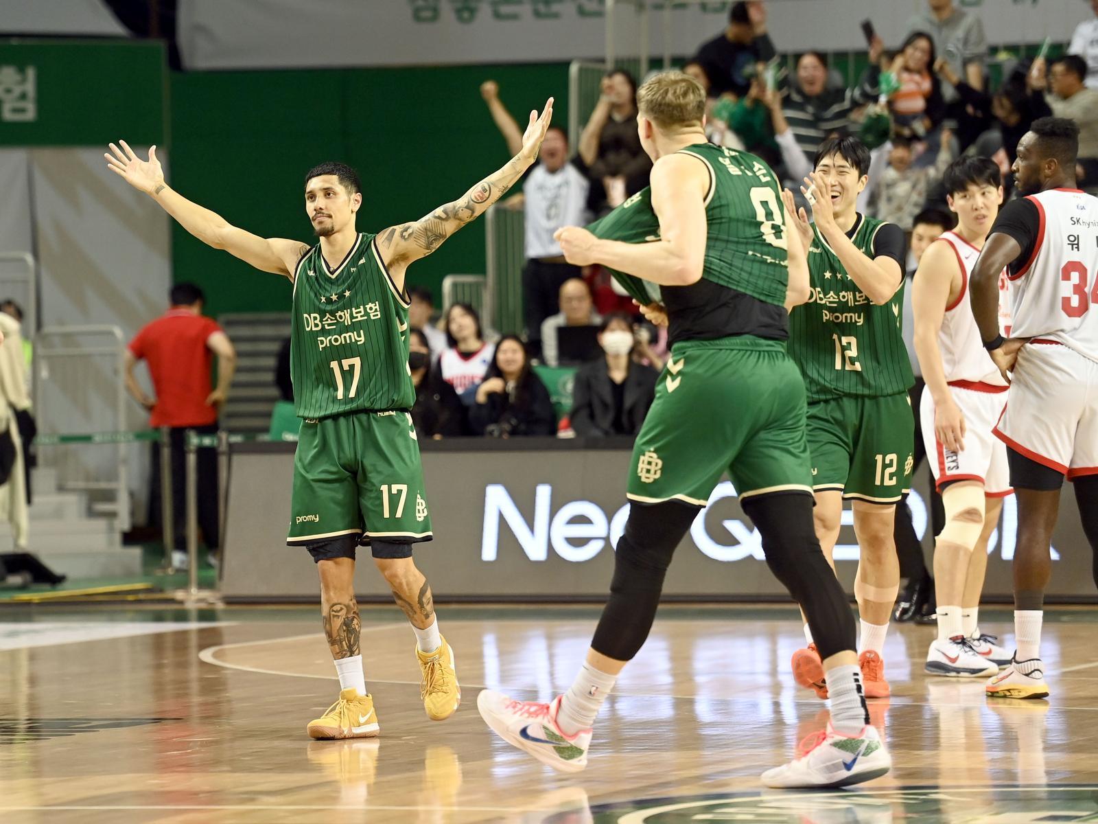 프로농구 DB 알바노가 15일 SK와 경기에서 결승 득점을 넣은 뒤 환호하고 있다.(KBL 제공)