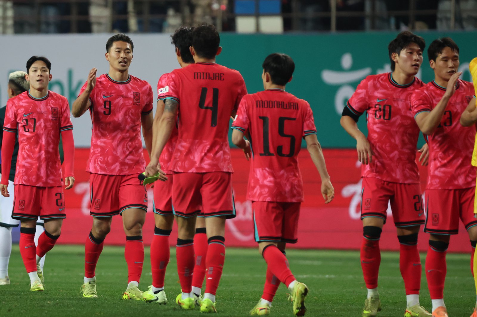 14일 오후 대전 유성구 대전월드컵경기장에서 열린 ‘하나은행 초청 국가대표팀 친선경기’ 대한민국과 볼리비아의 경기에서 2대0으로 승리한 대한민국 선수들이 기뻐하고 있다. 2025.11.14/뉴스1