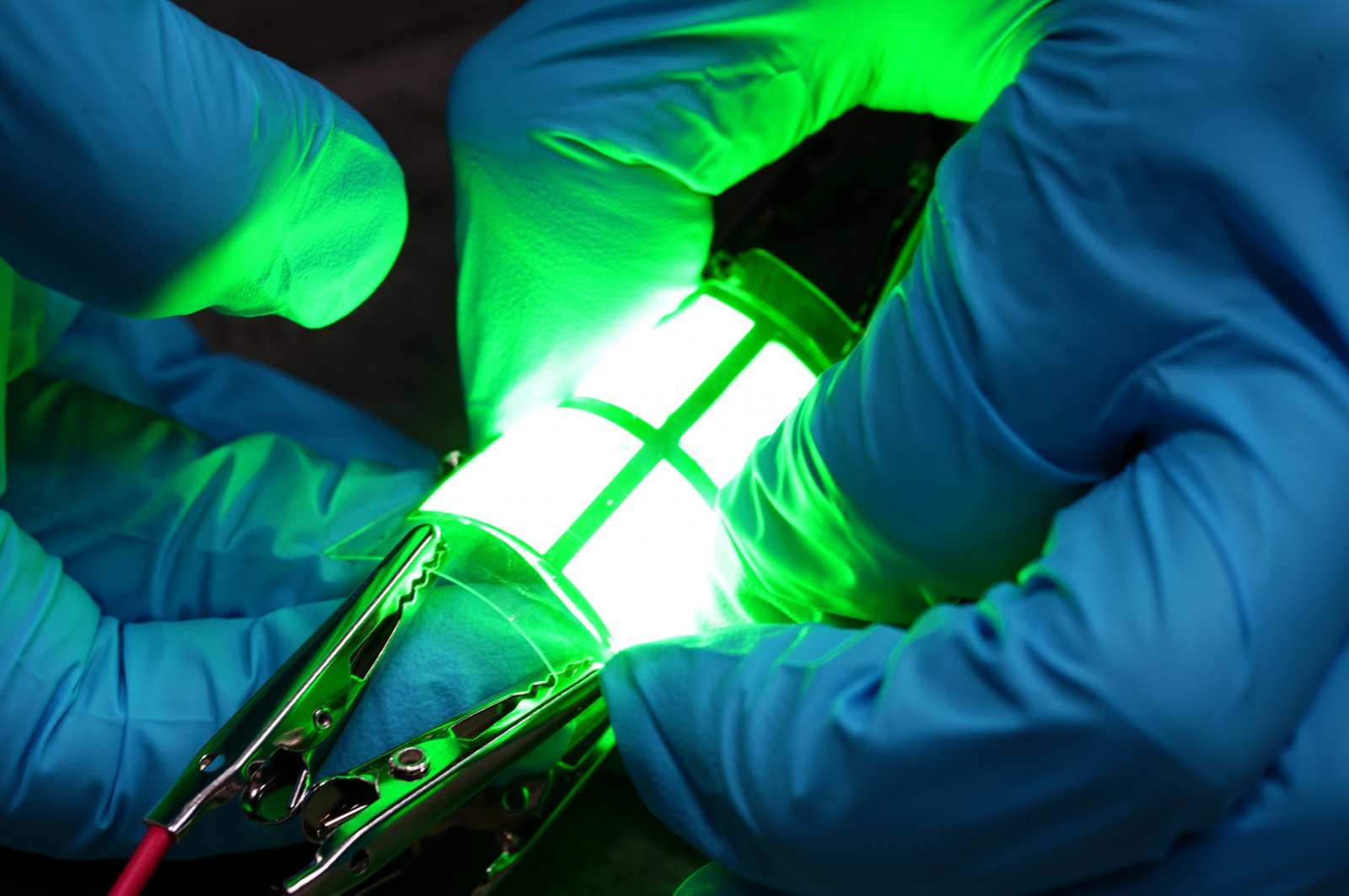 모플랫의 ‘자발광 퀀텀닷 LED(Quantum Dot LED, 양자점 발광 소재)’가 실제로 빛을 내는 모습. 모플랫 제공