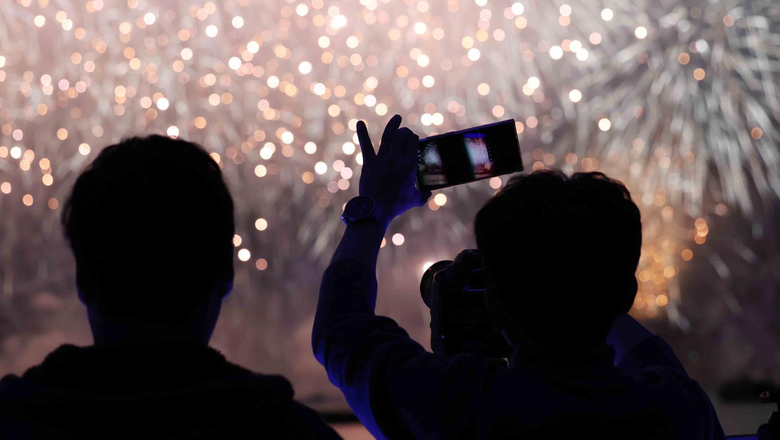 ‘제20회 부산불꽃축제’가 열린 15일 부산 수영구 광안리해수욕장 일대에서 광안대교를 배경으로 화려한 불꽃쇼가 펼쳐지고 있다. 2025.11.15. 뉴시스