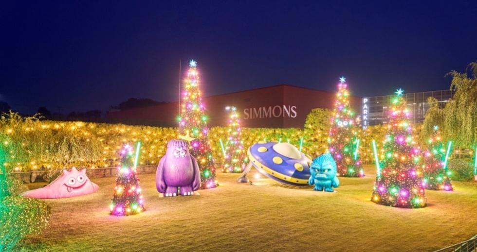 경기 이천시의 복합문화공간 ‘시몬스 테라스’에 선보인 2025 크리스마스트리 및 일루미네이션. 시몬스 제공